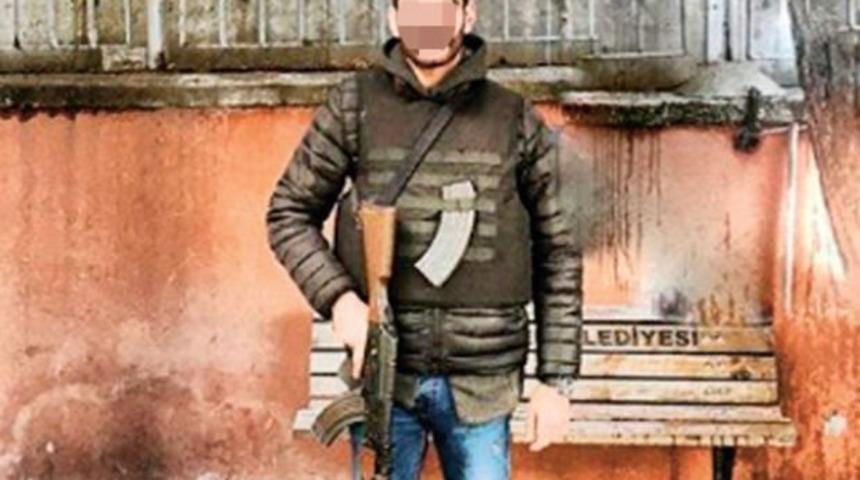 Karakolda uzun namlulu silahla fotoğraf çektiren şahıs polis değil vatandaş çıktı