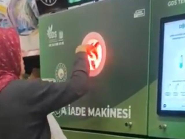 Kazan&ccedil; kapısına d&ouml;n&uuml;şt&uuml;, makine &ouml;n&uuml;nde sıra krizi &ccedil;ıktı: Torbalar dolusu...