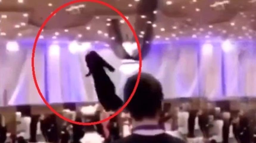 'Yok artık' dedirten g&ouml;r&uuml;nt&uuml;ler! Suudi Arabistan'daki defile şaşkına &ccedil;evirdi