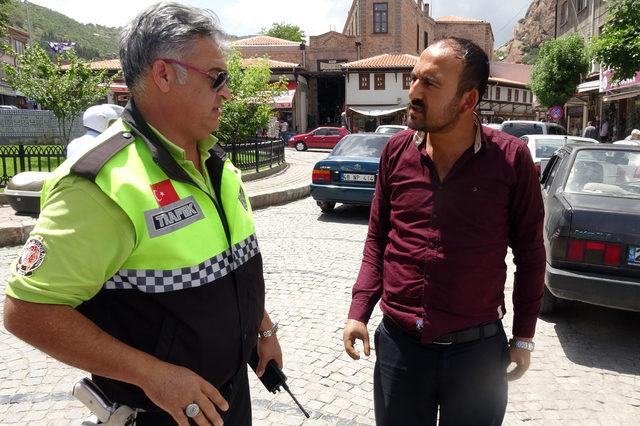 11 yıldır protez ellerle ve ehliyetsiz araç kullanan sürücü, polise yakalandı