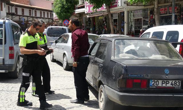 11 yıldır protez ellerle ve ehliyetsiz araç kullanan sürücü, polise yakalandı