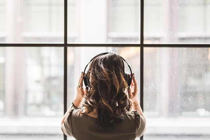 Temizlik yaparken arka planda m&uuml;zik dinlemek şart mı?