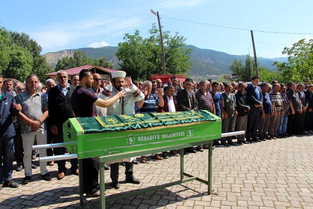 Kelkit Çayı'na düşerek ölen Halil, karne gününde toprağa verildi