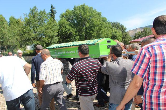 Kelkit Çayı'na düşerek ölen Halil, karne gününde toprağa verildi