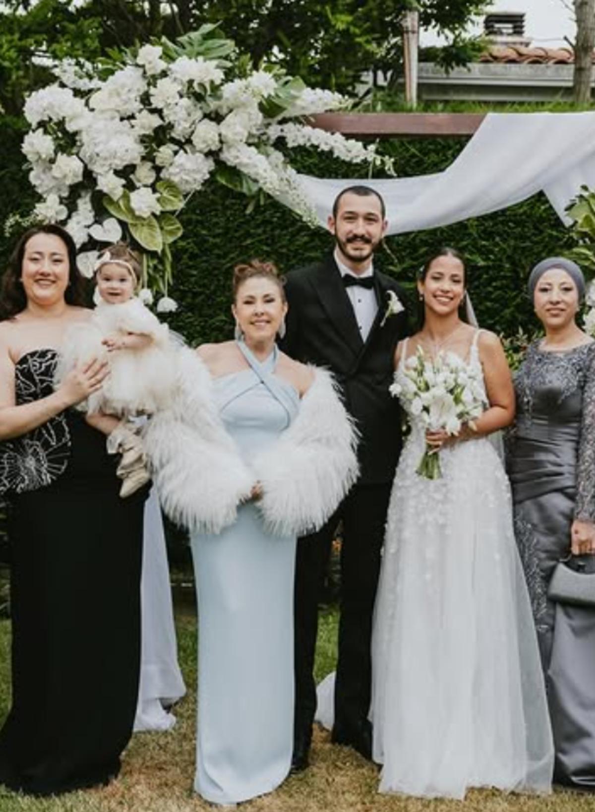 Nilüfer’in sır gibi sakladığı kızı Ayşe Nazlı evlendi! İşte nikahtan ilk kareler... 3
