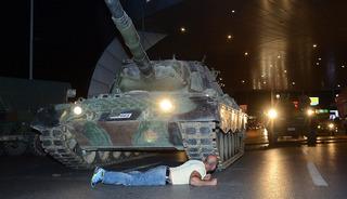 15 Temmuz hain darbe girişiminin 10. yılı! 21 saatte b&ouml;yle bastırıldı