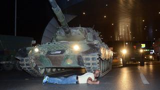15 Temmuz hain darbe girişiminin 10. yılı! 21 saatte böyle bastırıldı