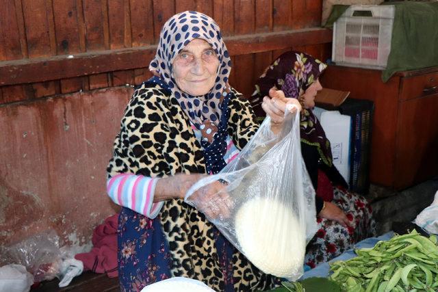 80 yaşında çalışıp tarlada üretiyor, pazarda satıyor