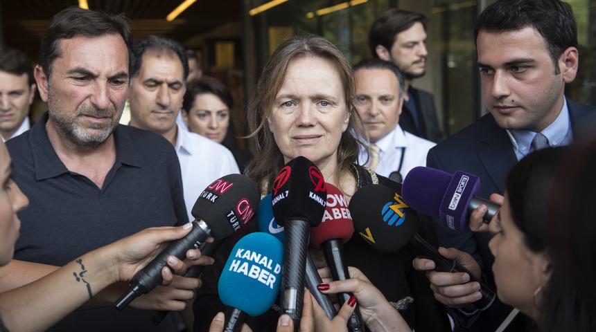 Meltem Demir&ouml;ren Oktay: Nurlar i&ccedil;inde yatsın