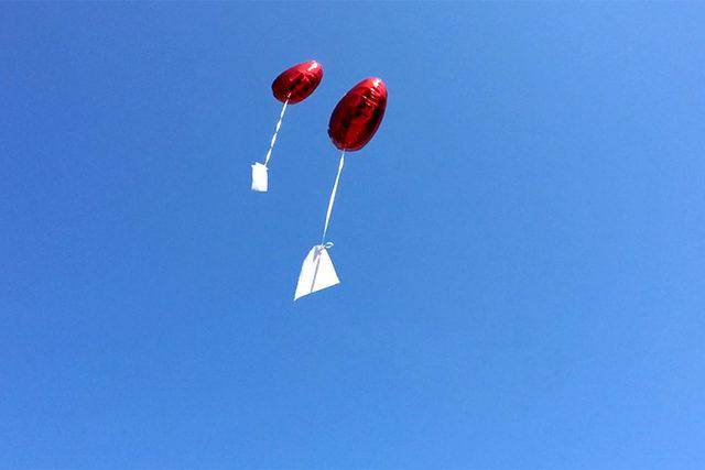 İhraç edilen öğretmenler, sembolik karneleri uçan balonlarla gönderdi