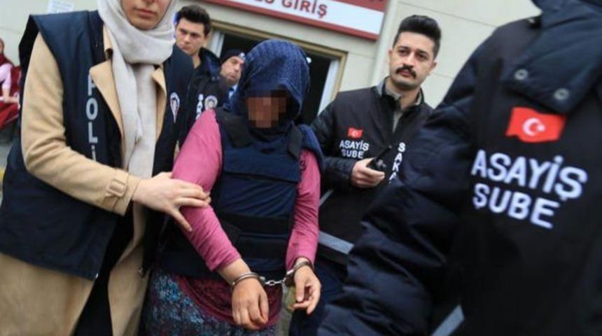 Annesini komşuyla yatakta gördü, canından oldu!