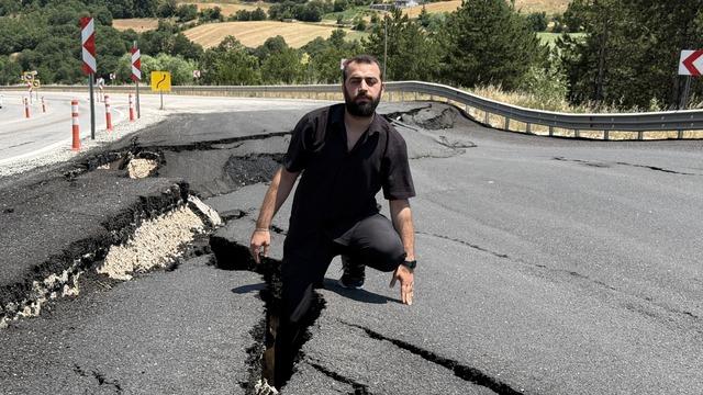 Depremi andıran görüntüler: Karayolu çatlayıp çöktü