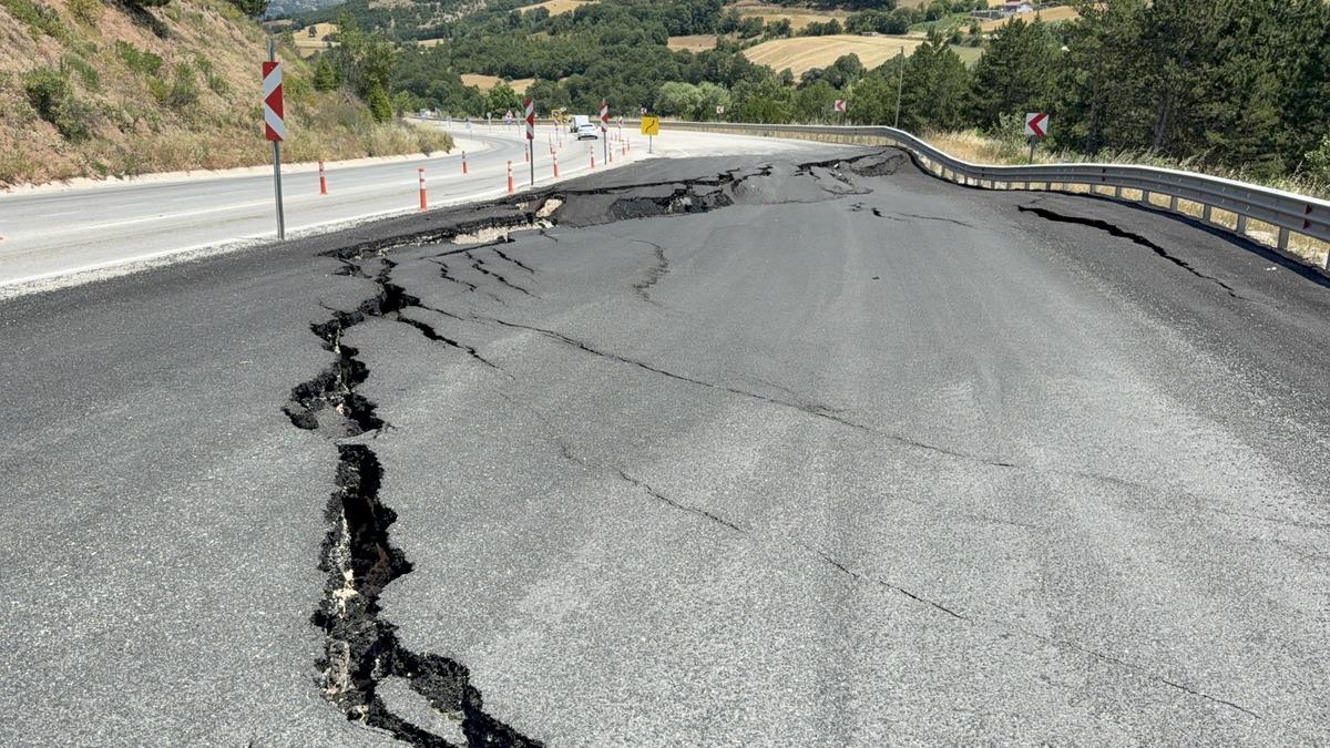 Depremi andıran görüntüler: Karayolu çatlayıp çöktü 3