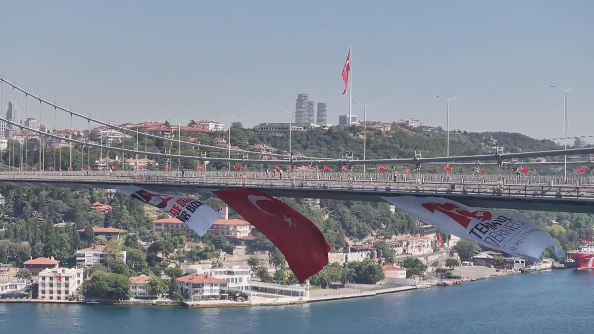 15 Temmuz Demokrasi ve Şehitleri Anma Yürüyüşü böyle görüntülendi 7
