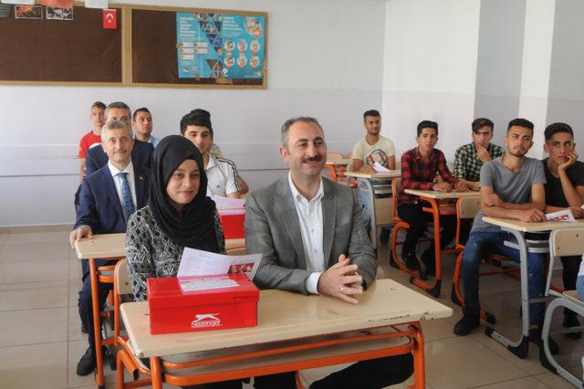 Adalet Bakanı Gül, öğrencilere karne dağıttı