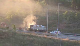 Sultangazi&rsquo;de malzeme y&uuml;kl&uuml; kamyon alev alev yandı