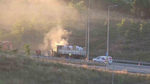 Sultangazi’de malzeme yüklü kamyon alev alev yandı