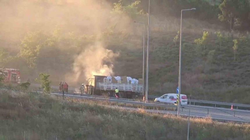 Sultangazi&rsquo;de malzeme y&uuml;kl&uuml; kamyon alev alev yandı