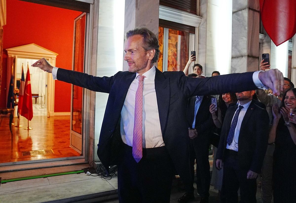 Belçika Ankara Büyükelçisi ile Fransa Ankara Büyükelçisi, karşılıklı erik dalı oynadı 3