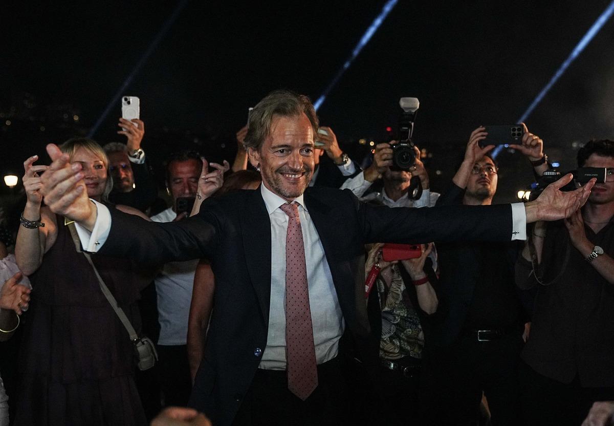 Belçika Ankara Büyükelçisi ile Fransa Ankara Büyükelçisi, karşılıklı erik dalı oynadı 6