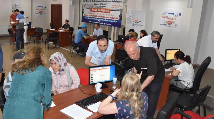İzmir'de vatandaşlar, imar barışı için müdürlüğe koştu