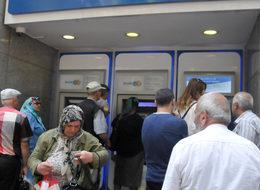 Emekliler bayram ikramiyesi için ATM'lere koştu