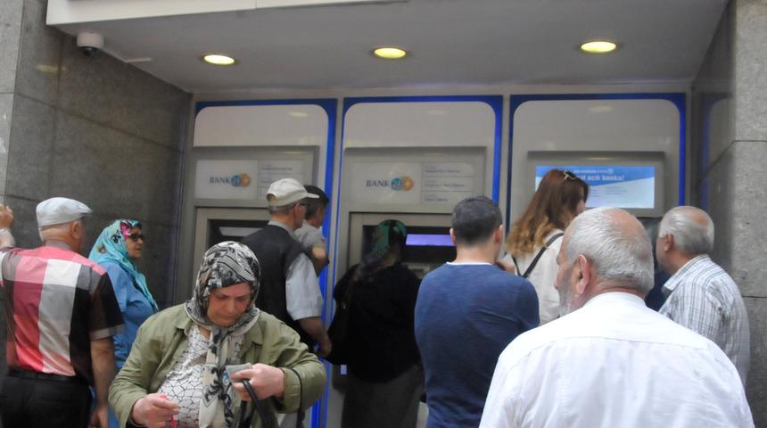 Emekliler bayram ikramiyesi için ATM'lere koştu