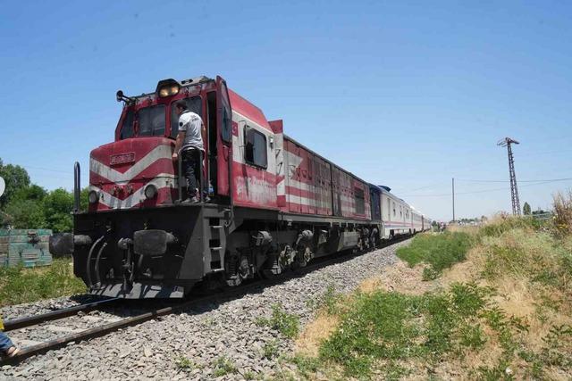 Muş&rsquo;ta tren otomobile &ccedil;arptı: 3 yaralı 7