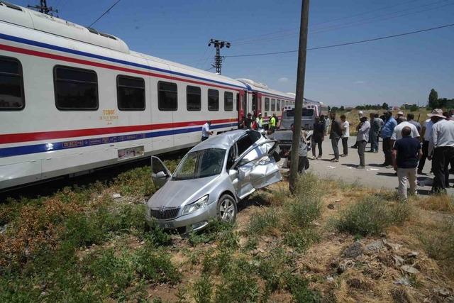 Muş&rsquo;ta tren otomobile &ccedil;arptı: 3 yaralı 6
