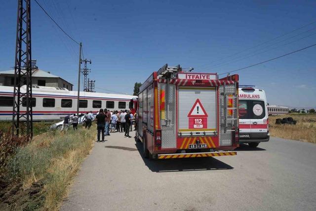 Muş&rsquo;ta tren otomobile &ccedil;arptı: 3 yaralı 5