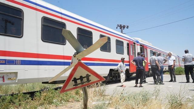 Muş&rsquo;ta tren otomobile &ccedil;arptı: 3 yaralı 4