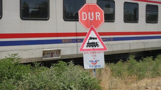 Muş&rsquo;ta tren otomobile &ccedil;arptı: 3 yaralı 3