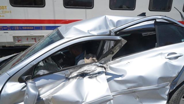Muş&rsquo;ta tren otomobile &ccedil;arptı: 3 yaralı 2