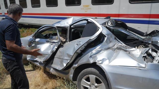 Muş&rsquo;ta tren otomobile &ccedil;arptı: 3 yaralı 1