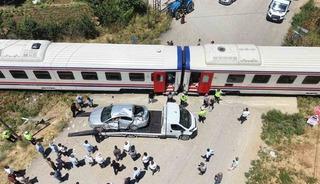 Muş&rsquo;ta tren otomobile &ccedil;arptı: 3 yaralı