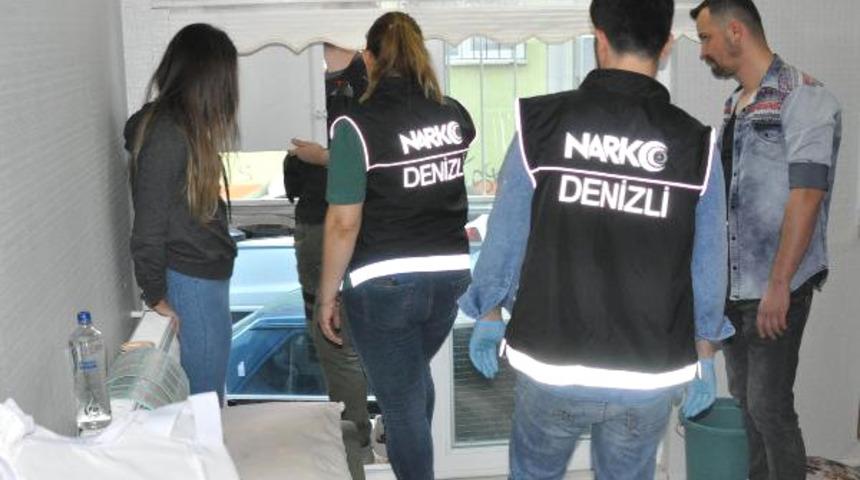Polis uyuşturucu satıcılarını bu halde yakaladı