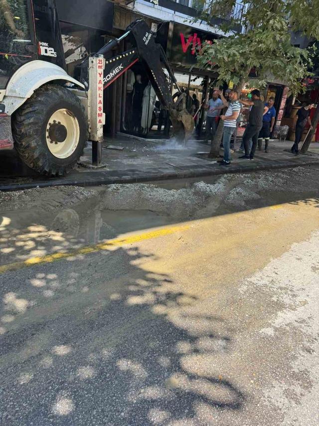 Yalova&rsquo;da su borusu patladı, 4 iş yerini su bastı 6