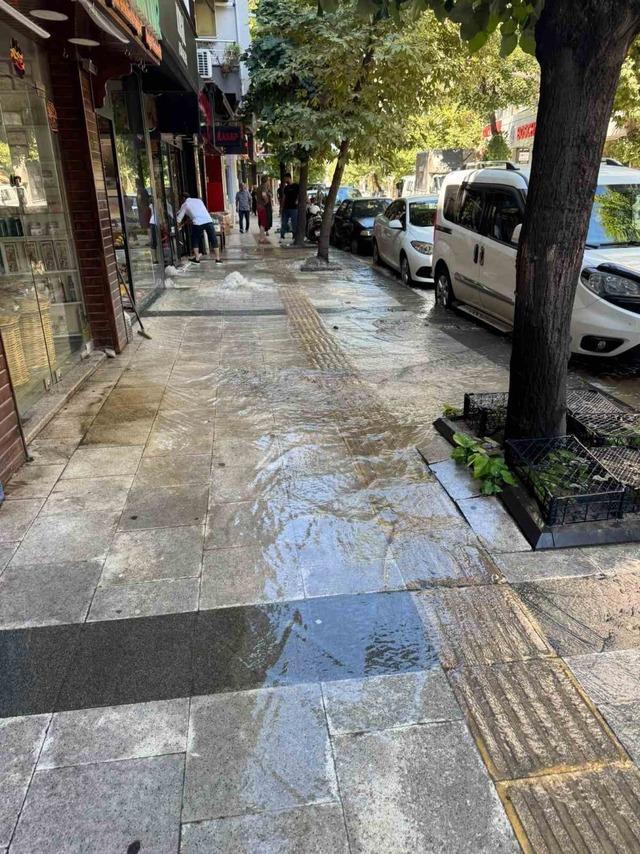 Yalova&rsquo;da su borusu patladı, 4 iş yerini su bastı 5