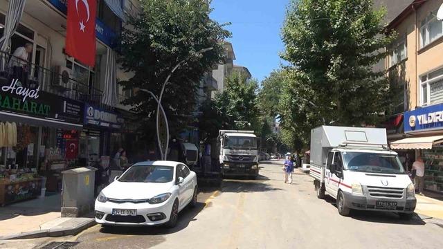 Yalova&rsquo;da su borusu patladı, 4 iş yerini su bastı 4