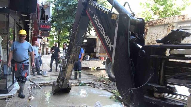 Yalova&rsquo;da su borusu patladı, 4 iş yerini su bastı 3