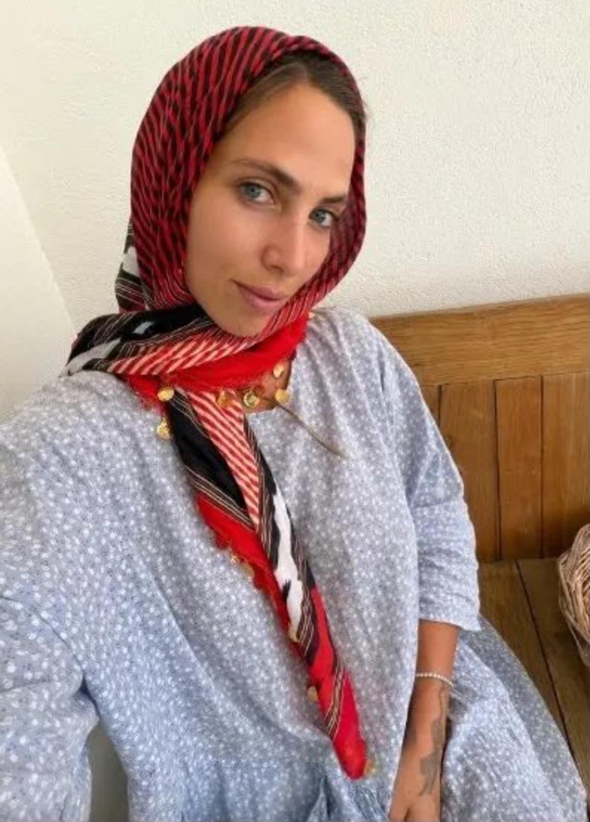 Hülya Avşar’ın kızı Zehra Çilingiroğlu başına keşan takıp poz verdi! Sosyal medya onu konuştu 1