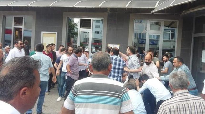 Bir anda ortalık karıştı! Bir kişi onlarca kişiye karşı...