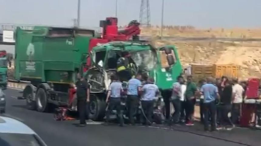 Tıra arkadan &ccedil;arpan &ccedil;&ouml;p kamyonunun s&uuml;r&uuml;c&uuml;s&uuml; ağır yaralandı
