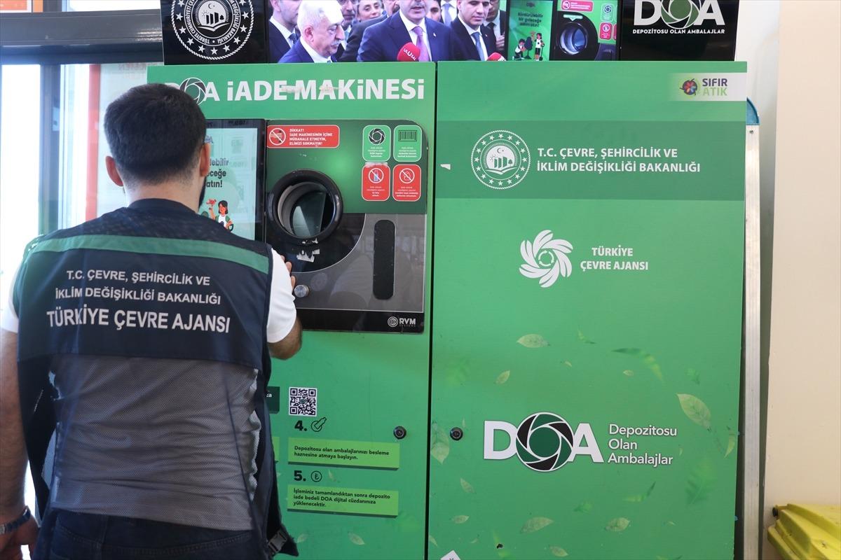 Depozito iade makinesinin i&ccedil;i g&ouml;r&uuml;nt&uuml;lendi: İşte atılan şişeler 1