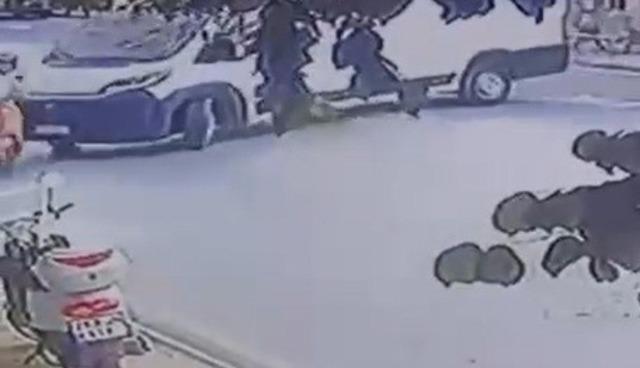 D&ouml;n&uuml;ş yapan minib&uuml;s motosiklete b&ouml;yle &ccedil;arptı 1