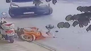 Dönüş yapan minibüs motosiklete böyle çarptı