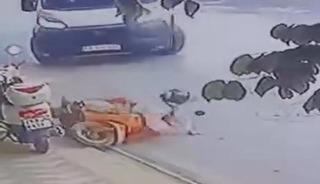 D&ouml;n&uuml;ş yapan minib&uuml;s motosiklete b&ouml;yle &ccedil;arptı