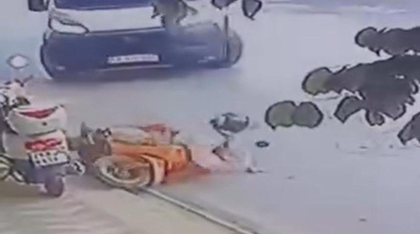 D&ouml;n&uuml;ş yapan minib&uuml;s motosiklete b&ouml;yle &ccedil;arptı