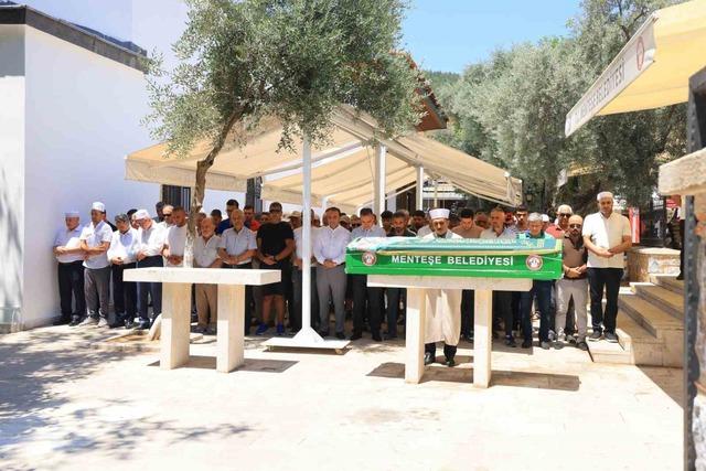 Muğla’da hayatını kaybeden kadının tabutunu kadınlar taşıdı 3
