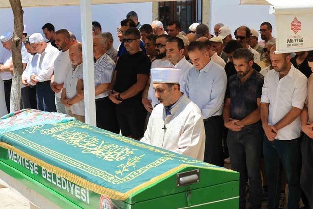 Muğla’da hayatını kaybeden kadının tabutunu kadınlar taşıdı 2